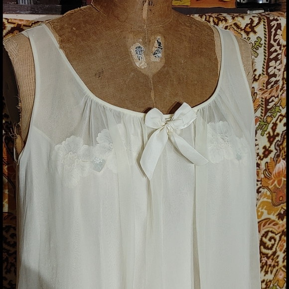 Vintage nightgown & robe peignoire set. Pale yellow. No jokes here. G… - Picture 10 of 15